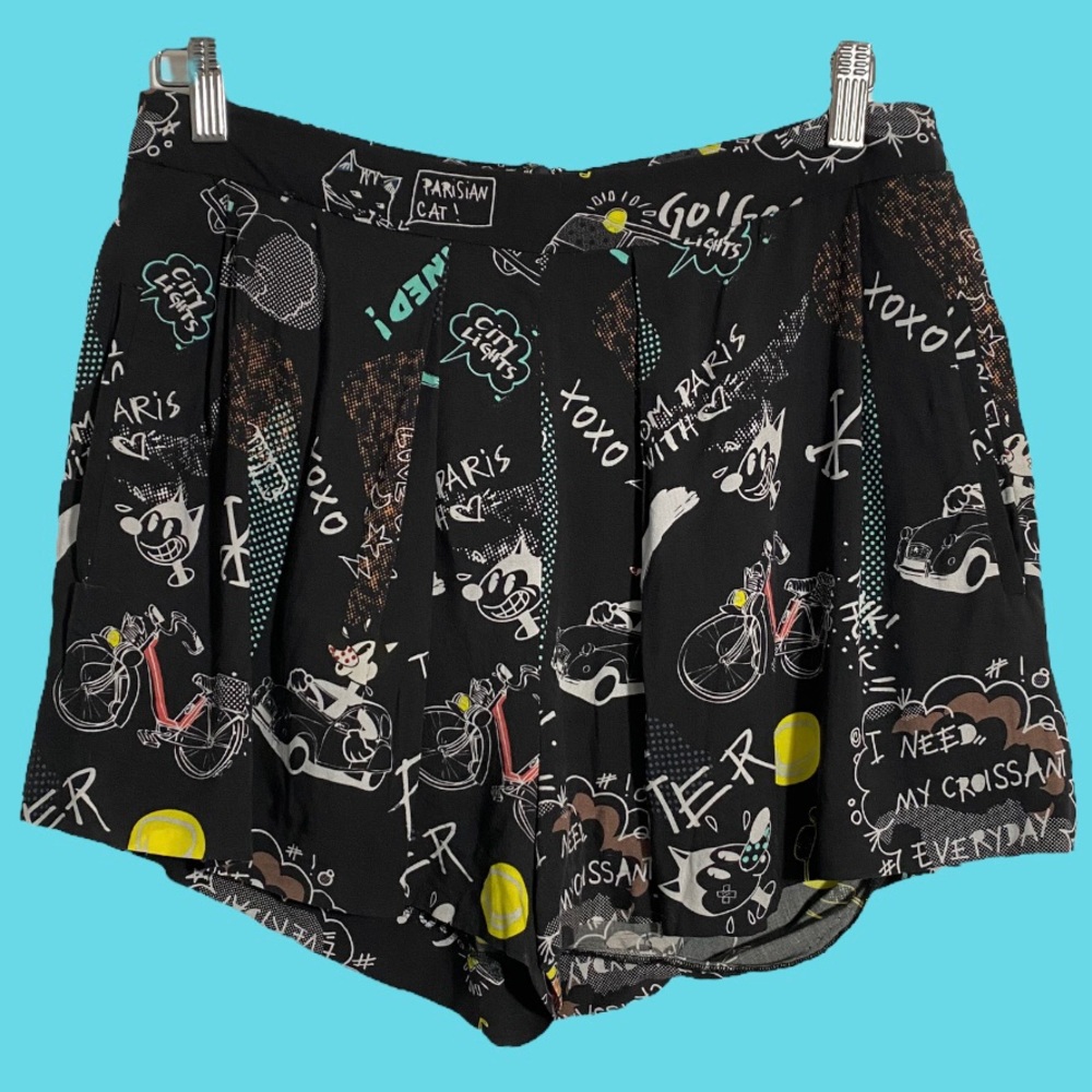 GRAPHIC PRINT PLEATED SHORTS